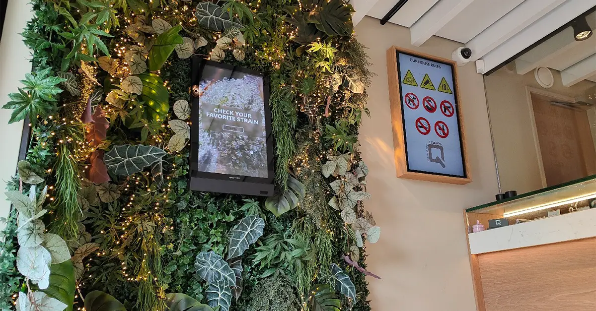 Eminent 32-inch wall-mounted kiosk for coffee shop