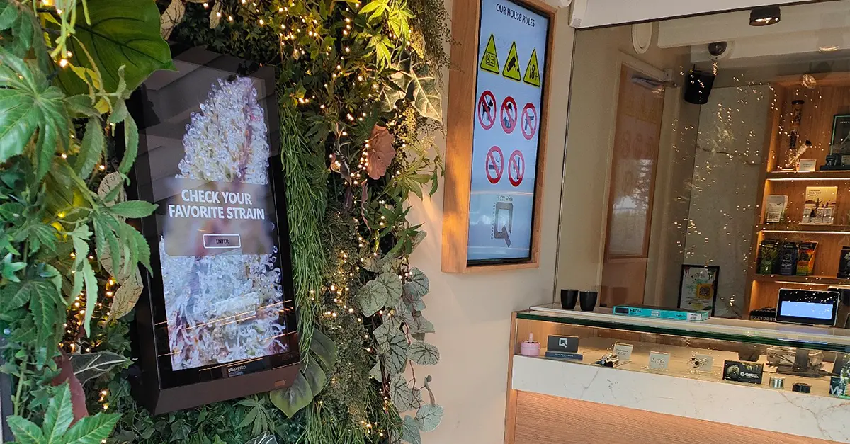 Eminent 32-inch wall-mounted kiosk for coffee shop