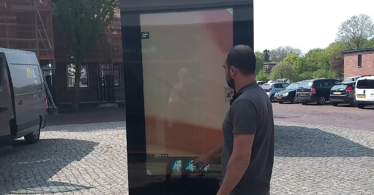 Double-sided outdoor totem for optician Prestop interactive Omnitapps