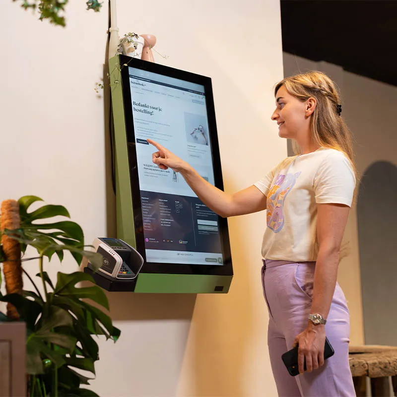 Omnichannel shop-in-shop ordering kiosk Betonlook